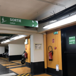 panneau de sortie piétons de parking flèche droite